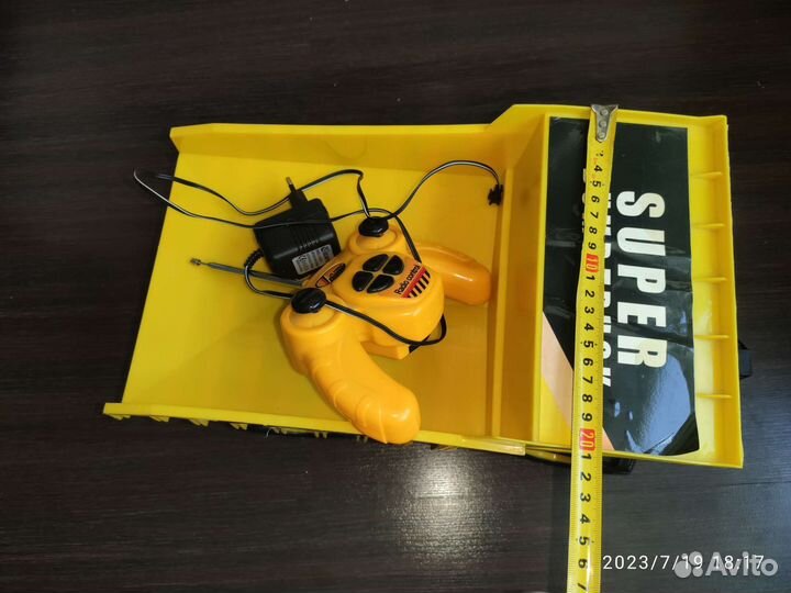 Большая машинка на пульте управления для ребенка