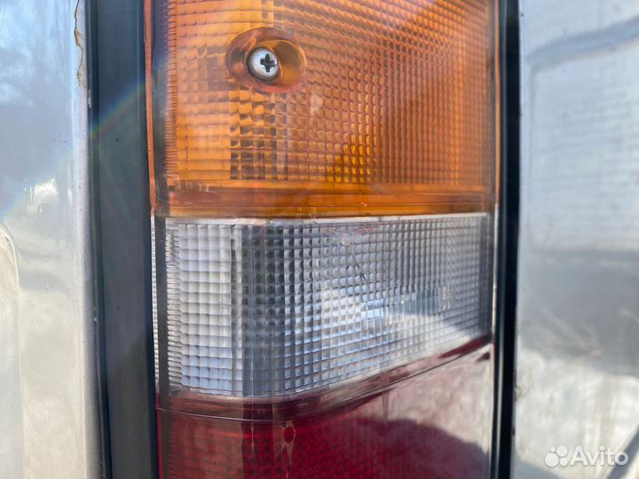 Задние фонари Nissan Homy 4