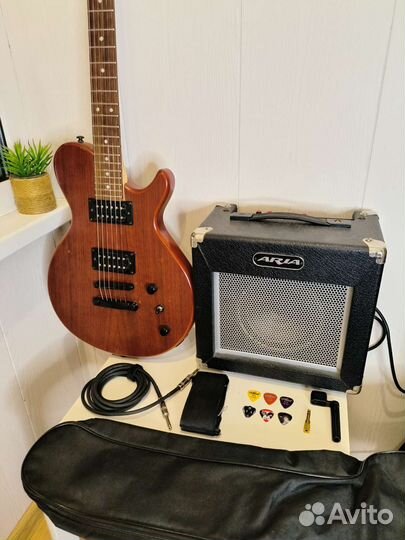 Электрогитара Dean Les Paul +комб Aria 20вт +к-кт