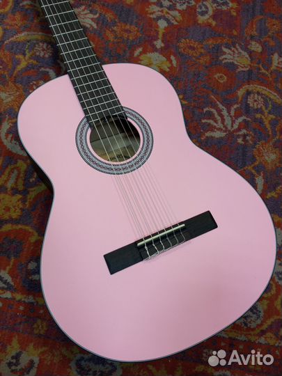 Классическая гитара розовая