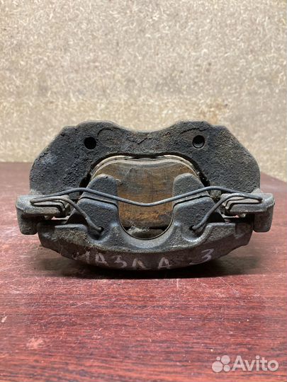 Правый передний суппорт мазда 3 бк mazda 3 bk