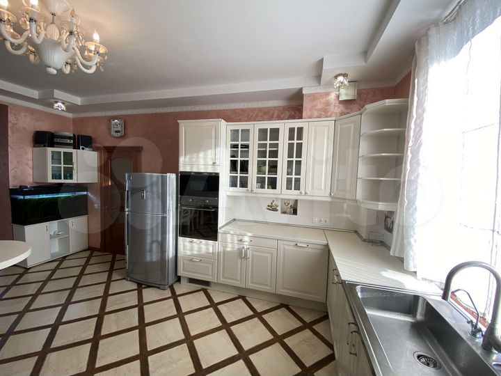 Коттедж 320 м² на участке 15 сот.