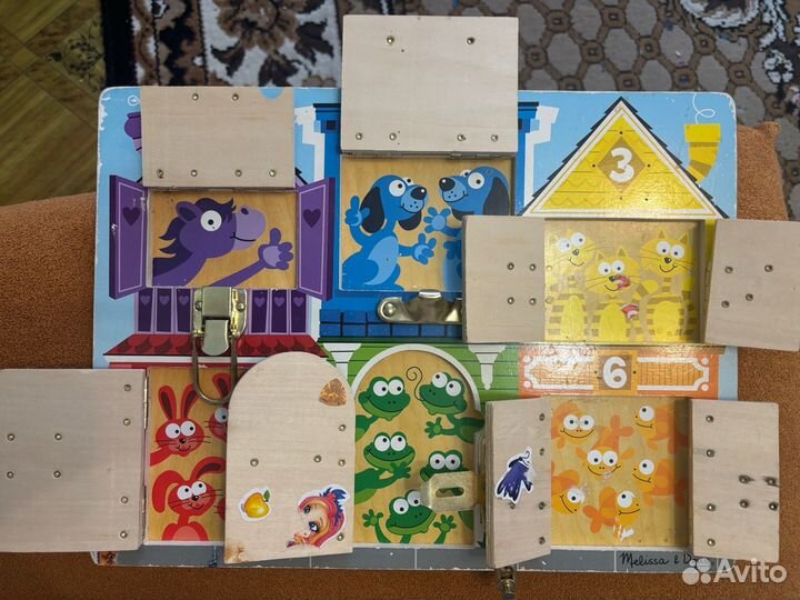 Обучающая доска с замками