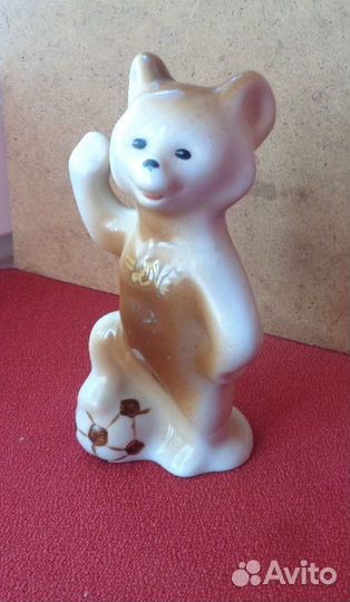 Фарфоровая статуэтка. СССР. мишка. футболист. дина