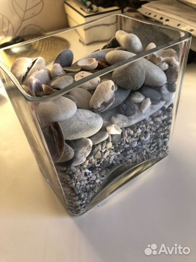 Декоративная ваза с ракушками и камешками