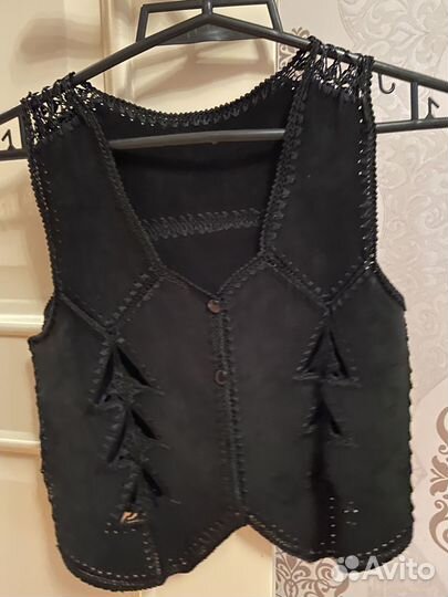 Кожаная жилетка на девочку