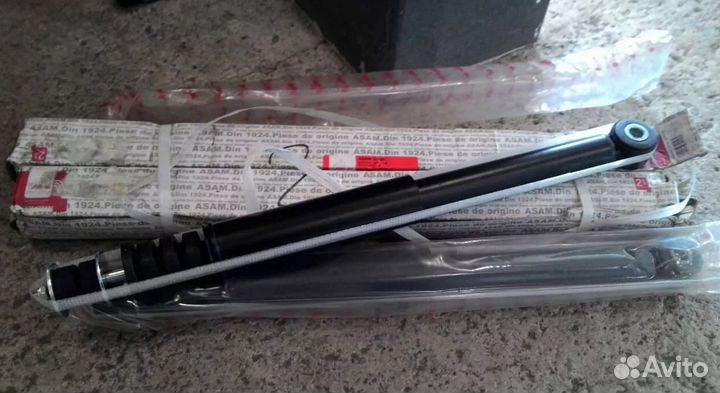 Амортизатор задний 562105043R Renault Duster