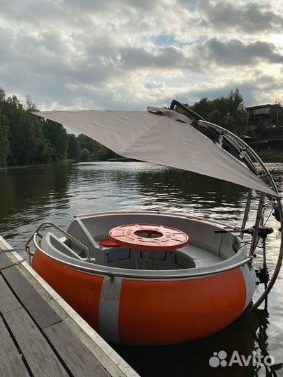 Лодка с мотором и грилем бухлоход
