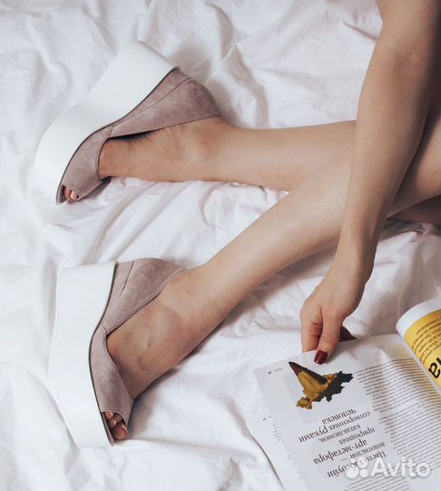 Босоножки на танкетке новые