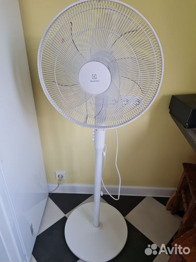 Вентилятор Electrolux EFF-1006 белый напольный