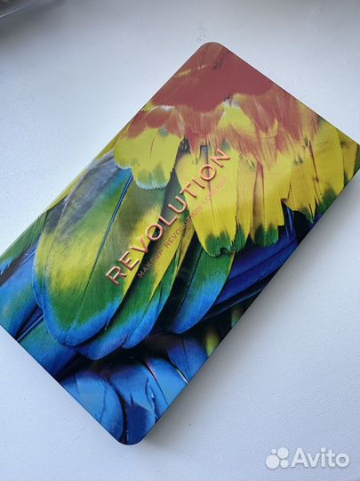 Палитра теней makeup revolution