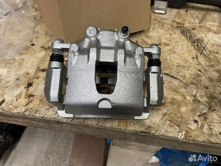 Суппорт передний левый киа рио хендай солярис