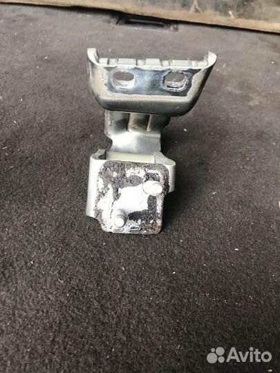 Петля крышки багажника зад. Volkswagen Passat B6