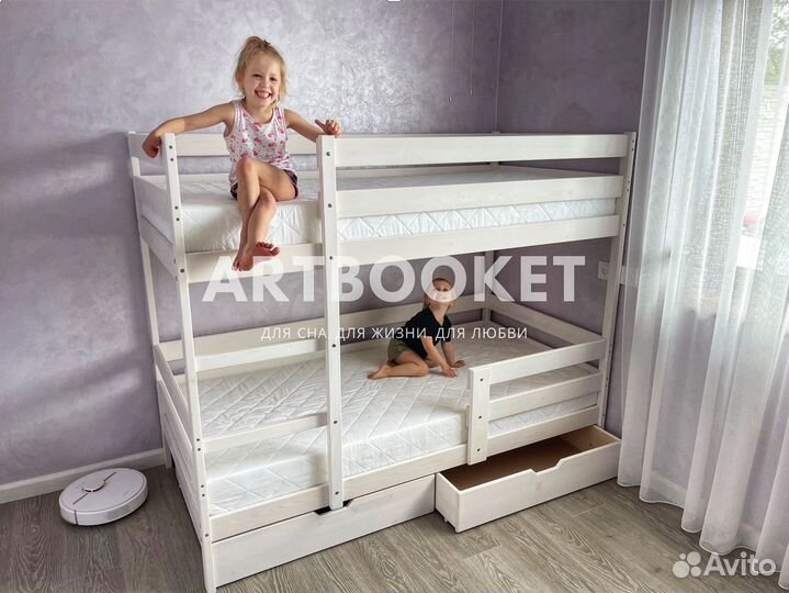 Кровать двухьярусная из массива дерева