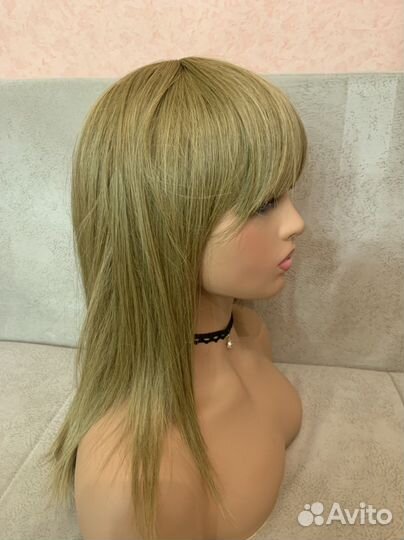 Песочный светлый парик с челкой средней длины