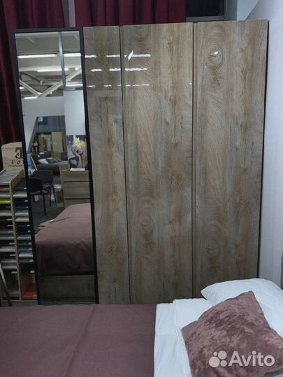 Шкаф в наличии с зеркалом
