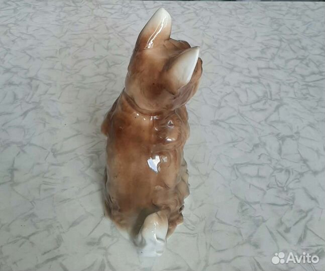 Фарфоровая статуэтка собаки