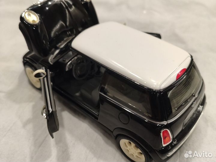 Модель mini Cooper 1:24