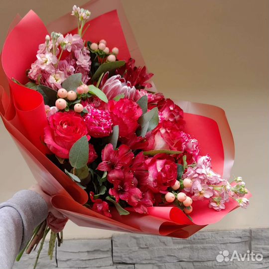 Букет с розами и протеей