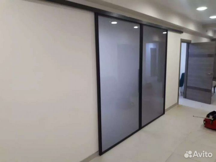 Стеклянные лофт перегородки. Безрамное остекление