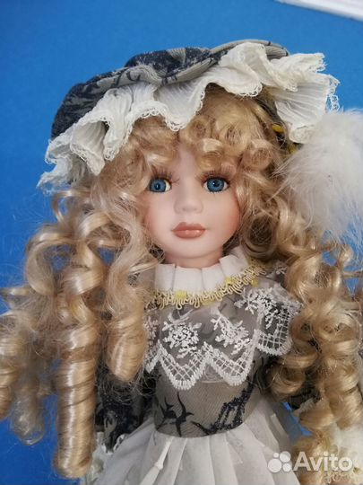 Кукла фарфоровая