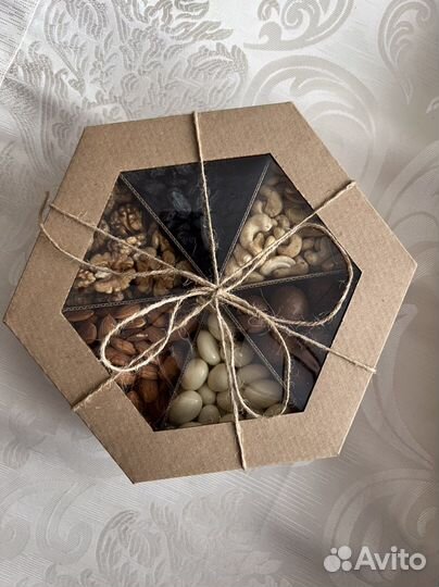 Подарочный набориз орехов и сухофруктов