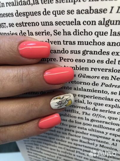 Мастер маникюра и педикюра в салоне