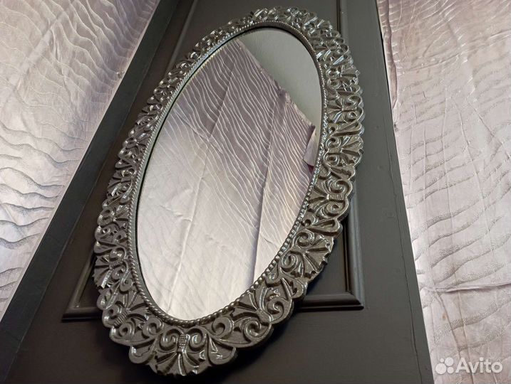 Ажурное овальное зеркало в металлической раме