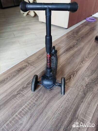 Самокат трёхколёсный