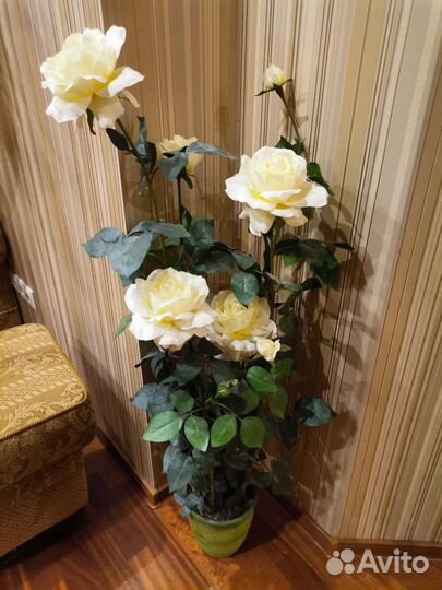 Розы искуственнаев горшке