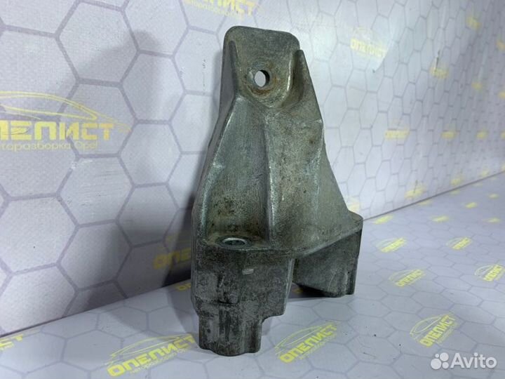 Кронштейн двигателя передний правый Opel Vectra B