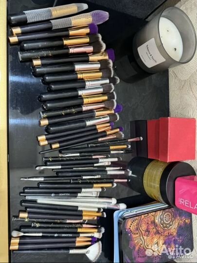 Набор косметики и кисти для макияжа