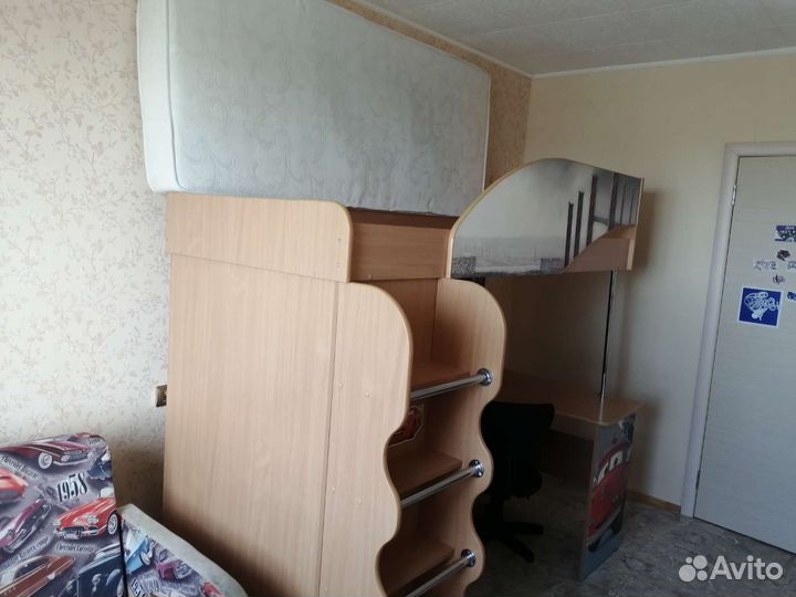 Детская кровать чердак со столом и шкафом