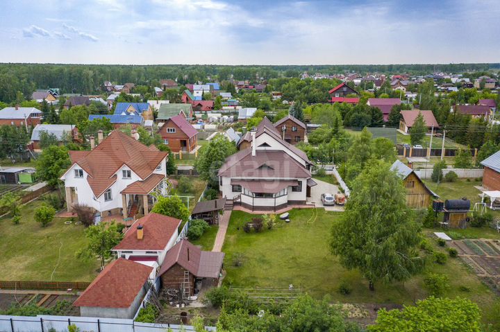 Коттедж 232,7 м² на участке 9,5 сот.