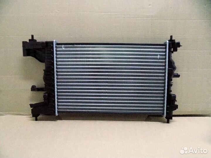 Радиатор охлаждения двигателя Шевроле Круз 2009-15