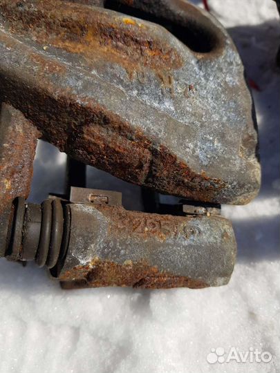 Суппорт передний на авенсис т25