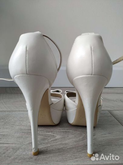 Туфли женские с ремешком 