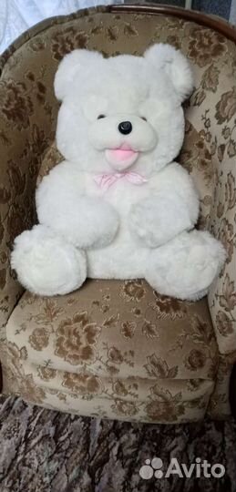 Большой плюшевый медведь
