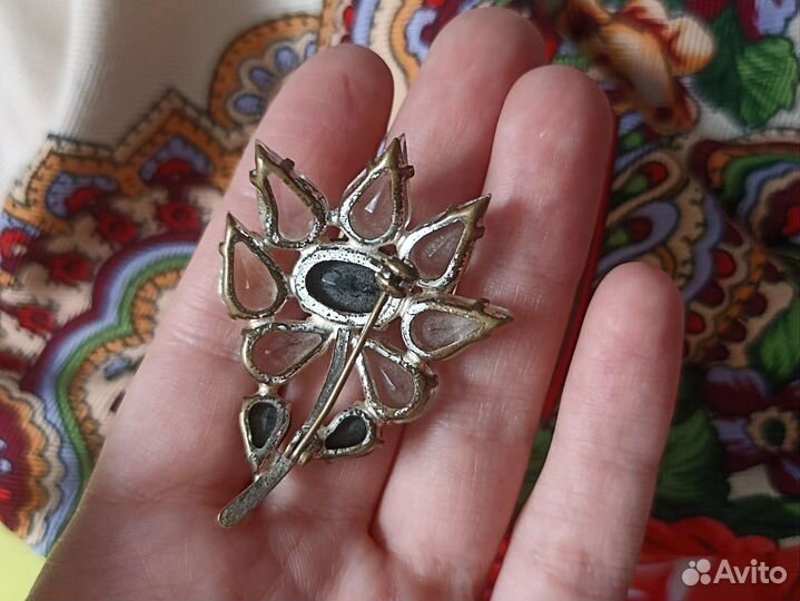 Брошь хрусталь каменный цветок