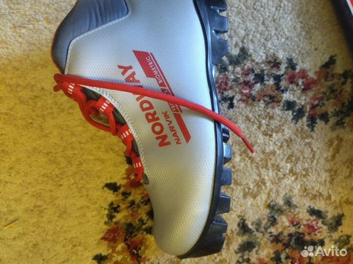 Лыжи с палками и ботинками