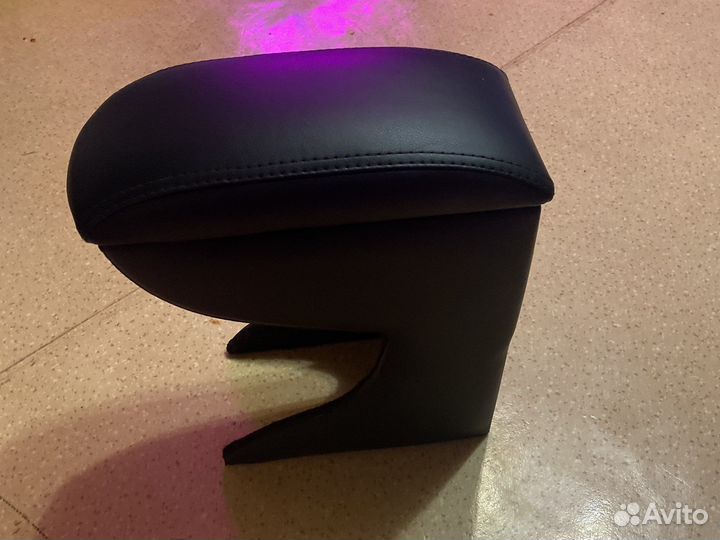 Подлокотник в автомобиль