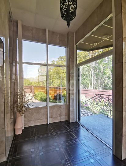 Дом 549 м² на участке 13,7 сот.