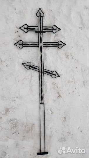 Кованый крест из металла