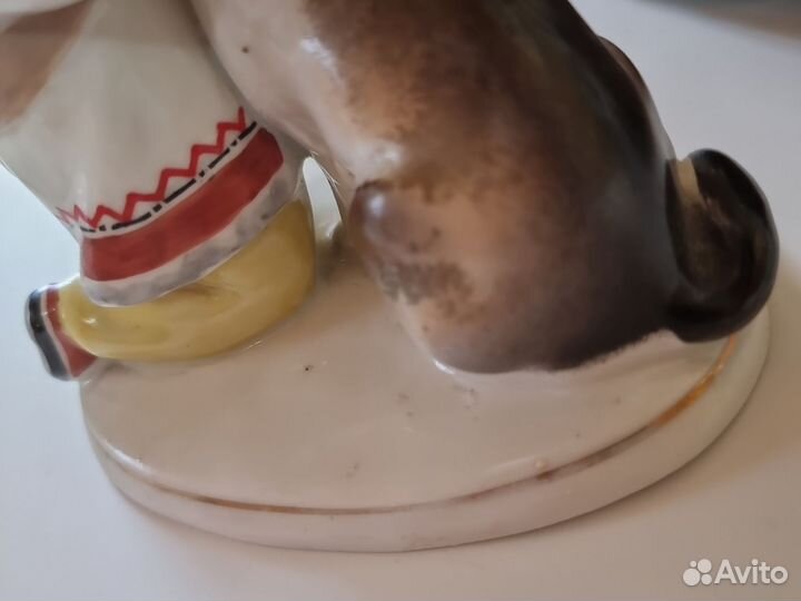 Фарфоровая статуэтка Якут с собакой