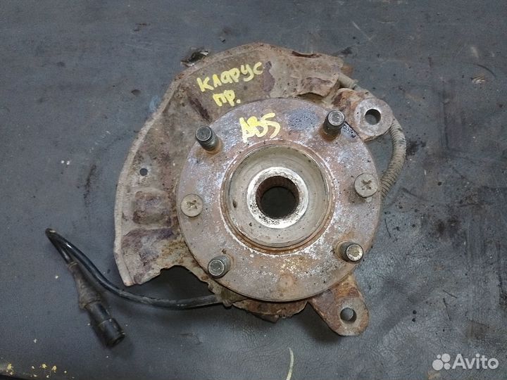 Передний правый поворотный кулак Kia Clarus 2 1.8