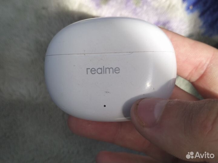 Realme buts t100