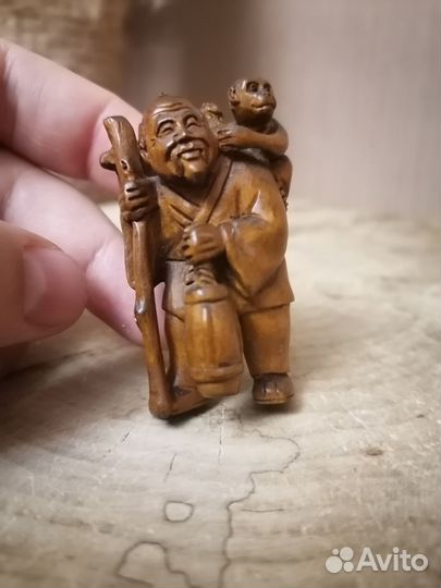 Нэцкэ уличный актер с обезьянкой дерево самшит