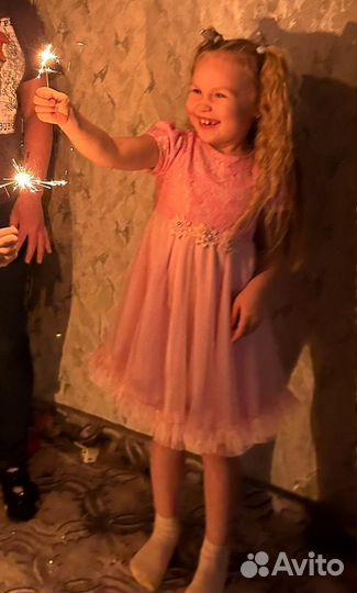 Платье на девочку праздничное