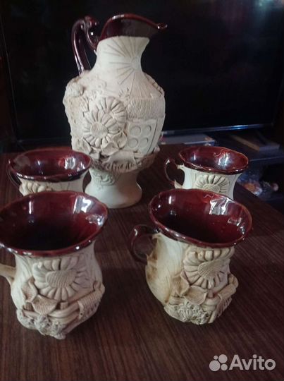 Кувшин с бокалами