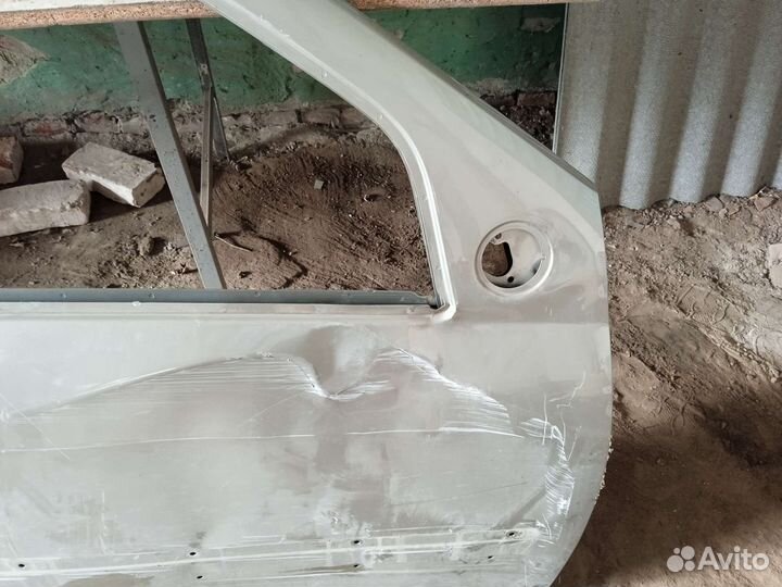 Правая передняя дверь Лада Ларгус